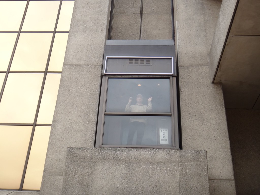 كيف تتصرف إن تعطل المصعد بك