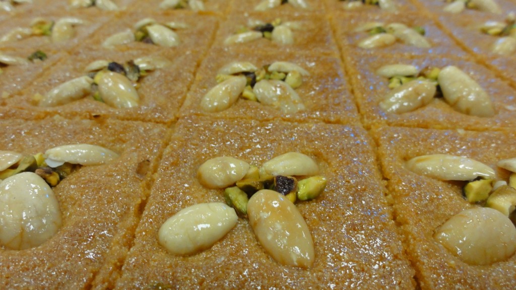 طريقة عمل البسبوسة باللوز في المنزل