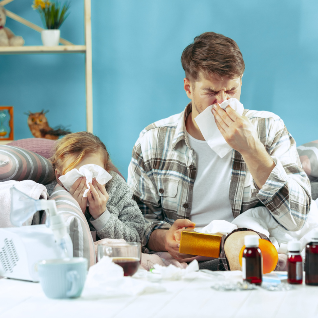 رجل يعاني من إحدى نزلات البرد والإنفلونزا