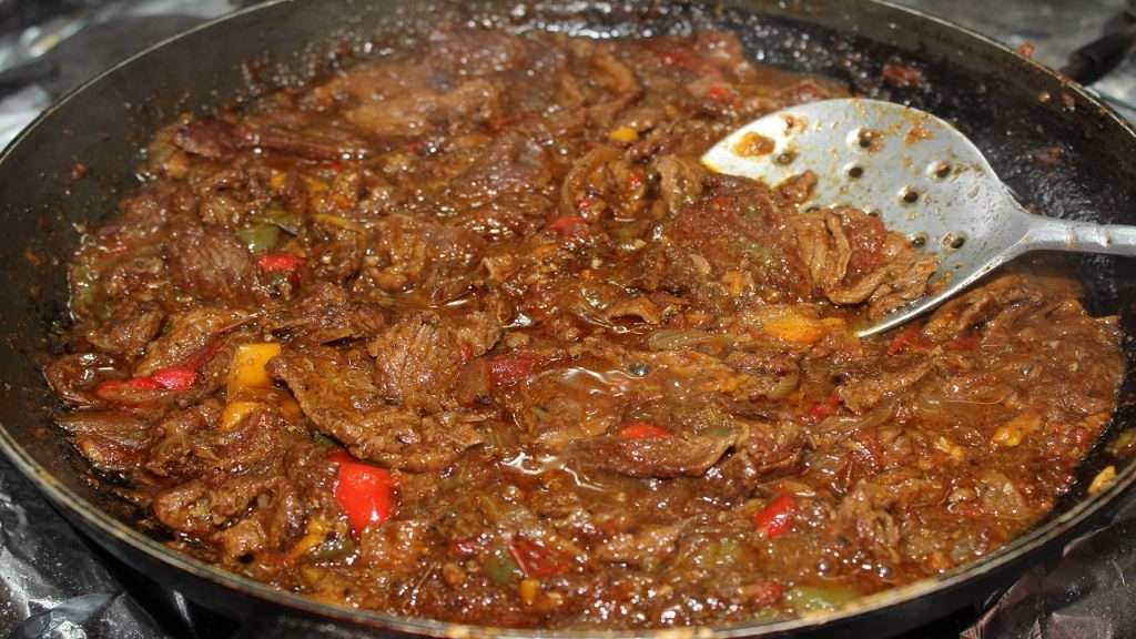 طريقة عمل شرائح اللحم بالبصل والفلفل